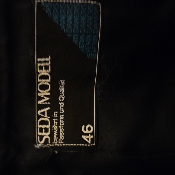 Plaid Red and Black Imported Wool Skirt. Fits Like A 14 .Waist 33in. 29 In Long. - Picture 4 of 6